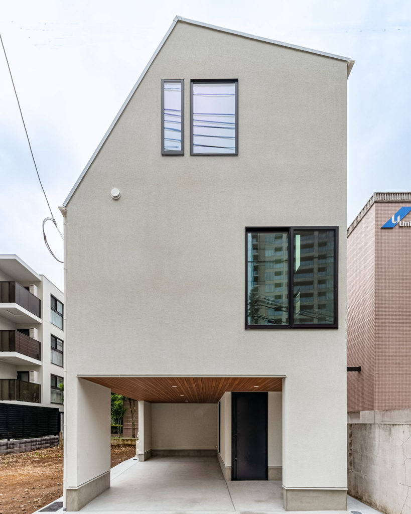 品川区の注文住宅「品川の家」の片流れ屋根と木目天井のビルトインガレージファサード