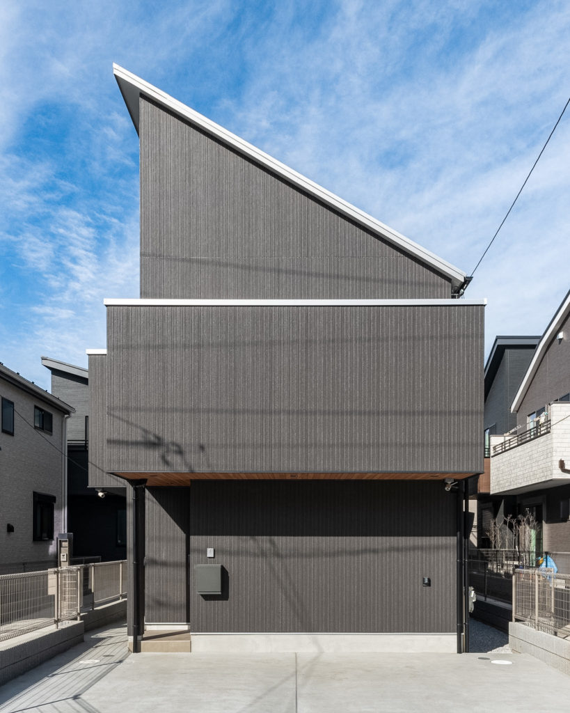 東京の注文住宅「gakuyaの家」のシャープな片流れ屋根とダークトーンの外観ファサード