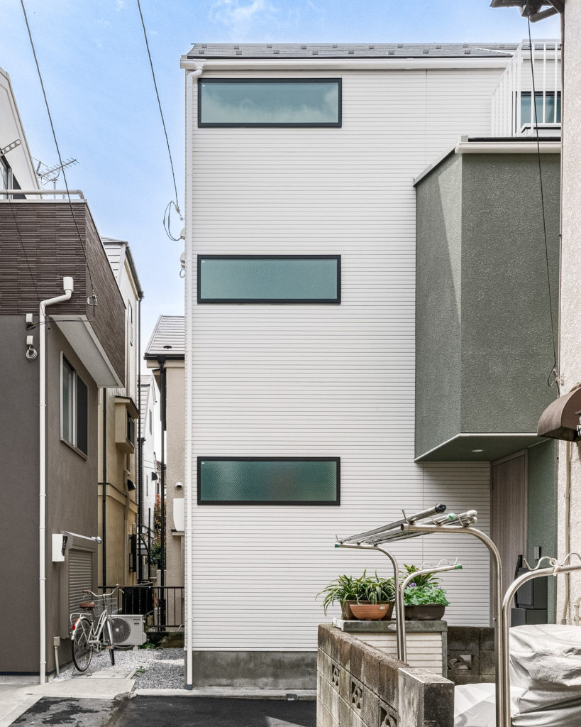 大田区の注文住宅「西六郷の家」の白い外壁とモダンな窓配置