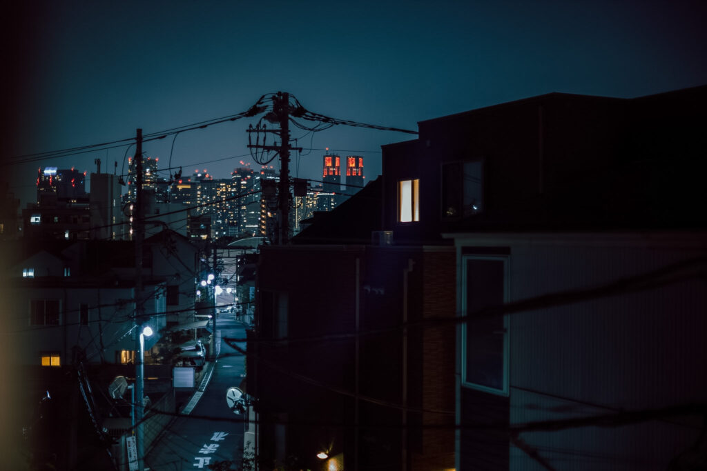 愛犬と夜景でくつろぐ都心の家族時間